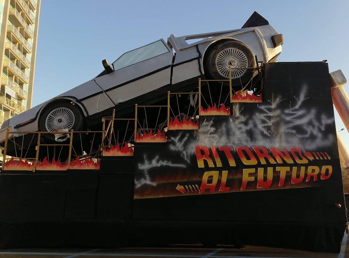 Il carro dedicato al film "Ritorno al Futuro", dopo il cedimento